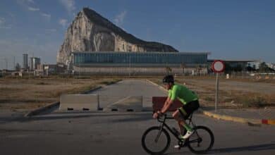 Gibraltar anuncia "una importante remodelación" en la Verja y acusa a España de las colas tras las críticas de Albares