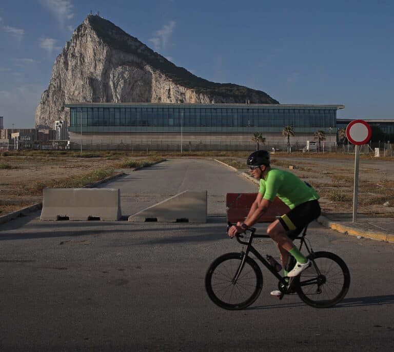 Gibraltar anuncia "una importante remodelación" en la Verja y acusa a España de las colas tras las críticas de Albares