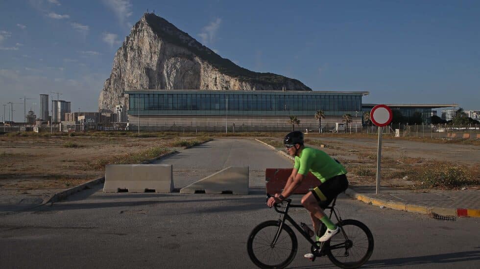 Un ciclista pasa por delante del Peñón de Gibraltar.