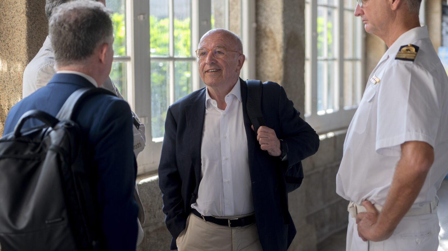 El excomisario europeo de Asuntos Económicos y Monetarios Joaquín Almunia (2d), a su llegada a un curso de verano de El Escorial, el pasado 6 de julio de 2023 en San Lorenzo de El Escorial, Madrid.