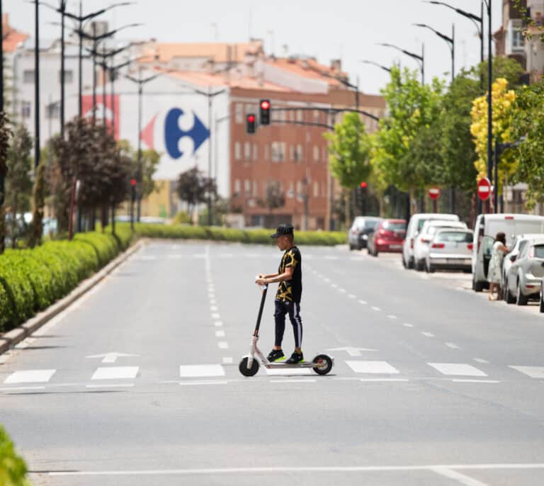 Muere un joven tras caer de un patinete eléctrico con doble motor