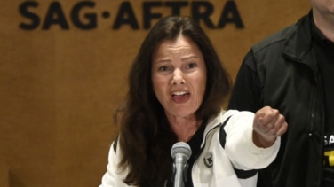 Fran Drescher, de niñera por casualidad a liderar la huelga de actores en Hollywood