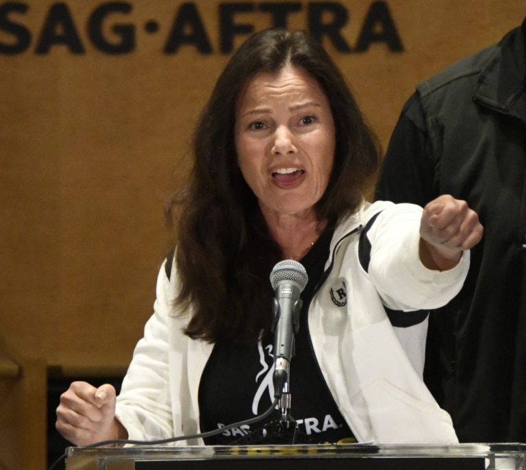 Fran Drescher, de niñera por casualidad a liderar la huelga de actores en Hollywood