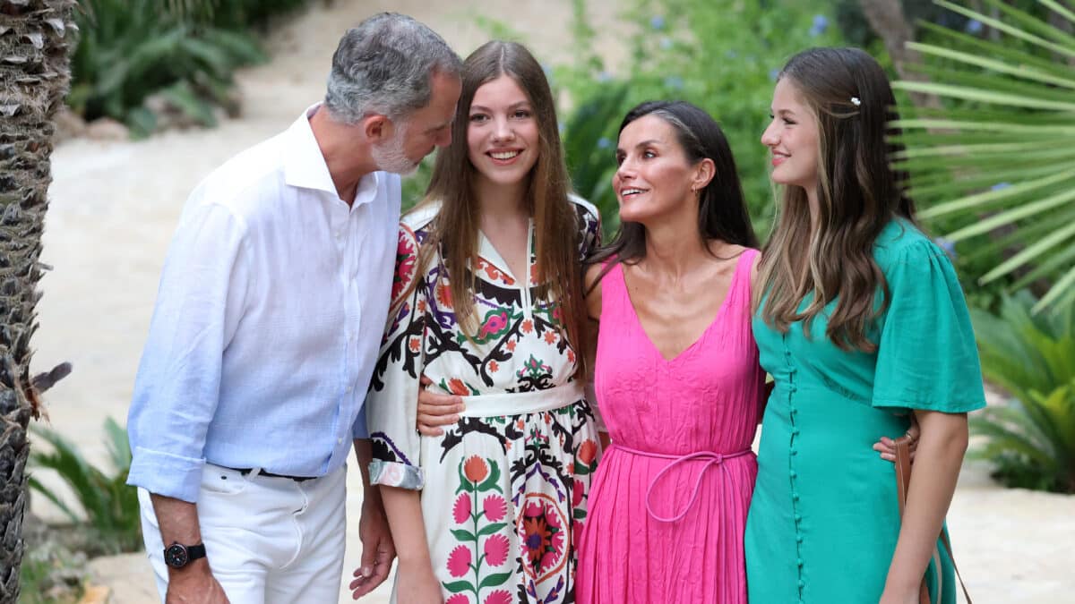 El rey Felipe IV, la reina Letizia, la princesa Leonor y la infanta Sofía durante su visita a los Jardines de Alfabia, en Baleares