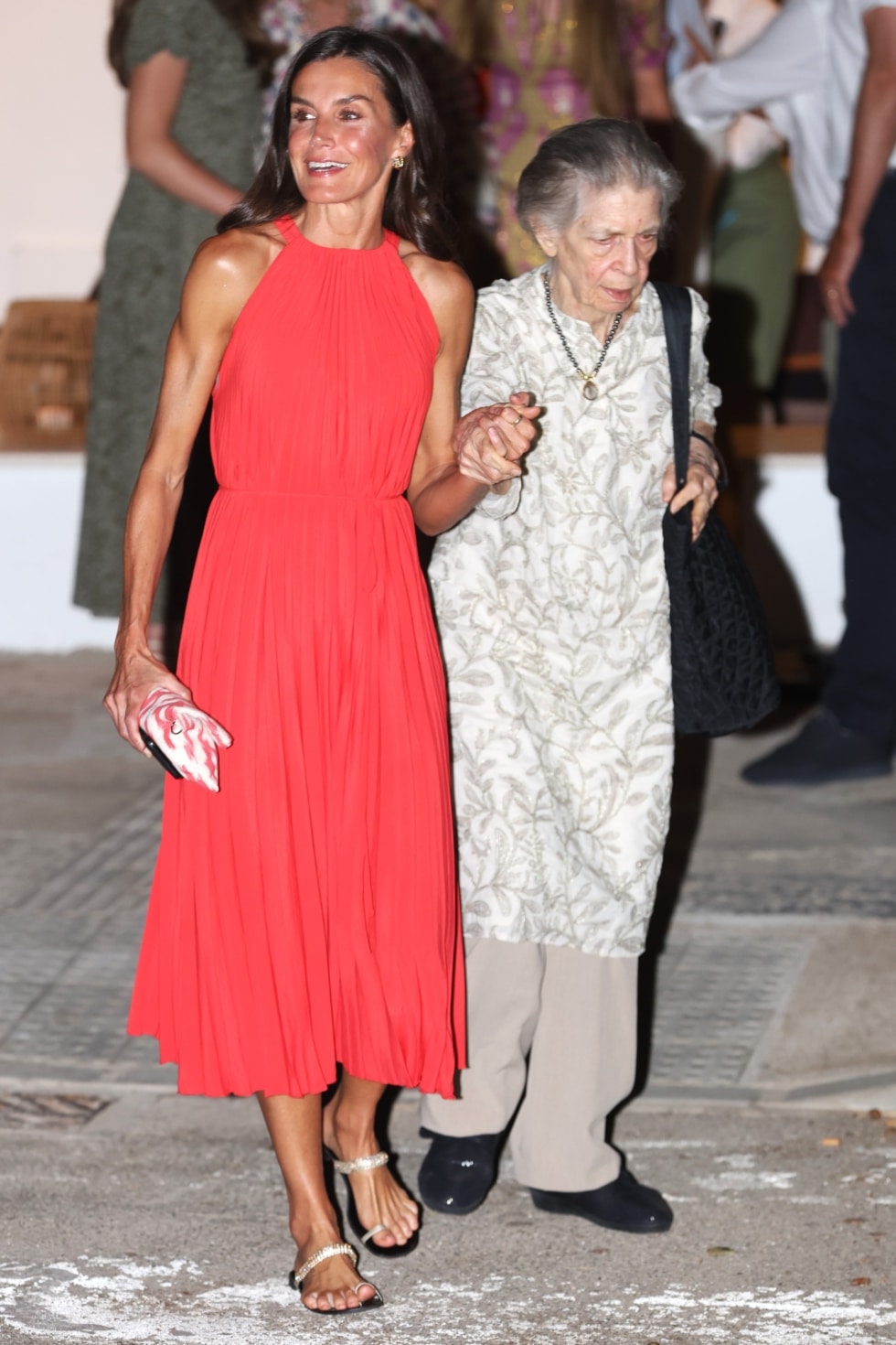 La reina Letizia y la princesa Irene de Grecia salen del restaurante tras cenar en familia
