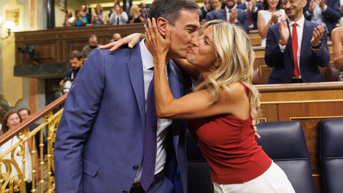 Pedro Sánchez (i) y Yolanda Díaz en el Congreso.