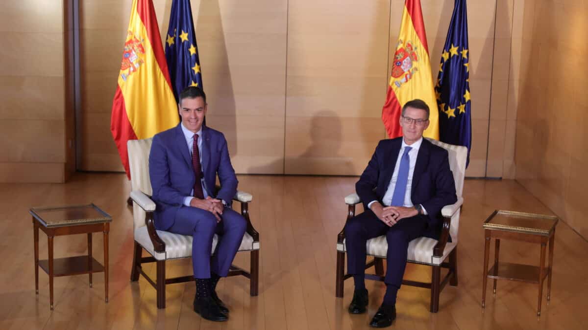 El presidente del Gobierno en funciones y líder del PSOE, Pedro Sánchez (i) y el presidente del PP, Alberto Núñez Feijóo (d), a su llegada a una reunión en el Congreso de los Diputados