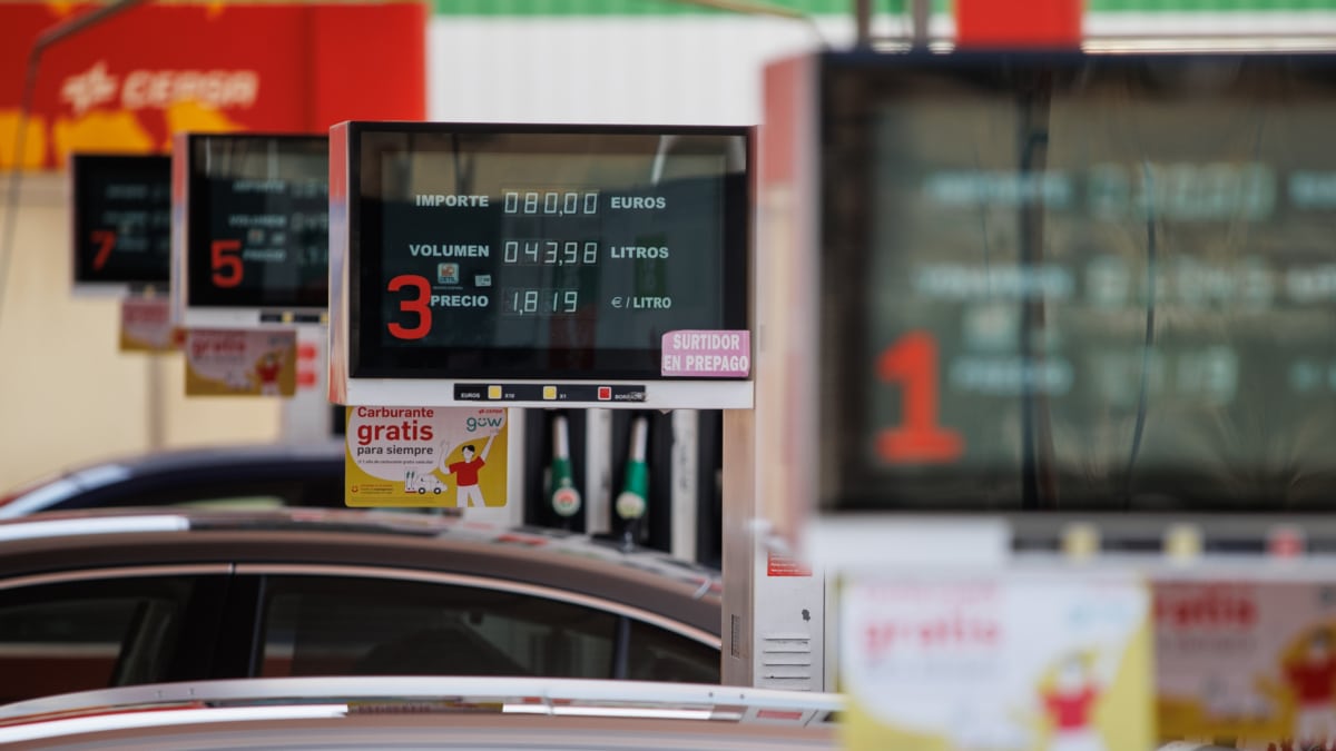 Pantallas con los precios en una estación de servicio de Madrid en septiembre de 2023