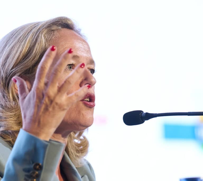 Calviño lamenta que Felipe González no sepa "encontrar su lugar"