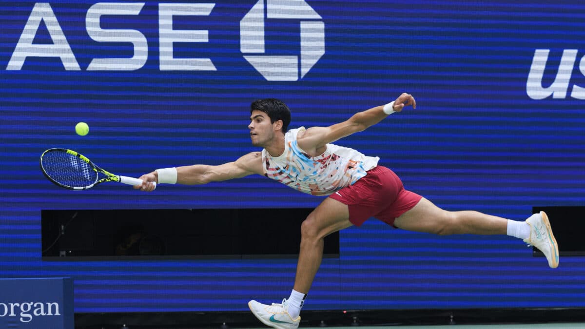 Alcaraz disputa una bola durante las semifinales del US Open