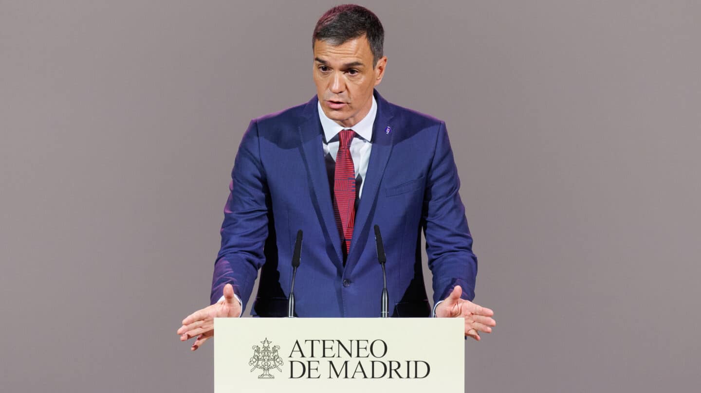 El presidente del Gobierno en funciones y secretario general del PSOE, Pedro Sánchez, interviene en un encuentro en el Ateneo de Madrid, a 4 de septiembre de 2023, en Madrid (España). Sánchez ha sido el primer invitado al Ateneo de Madrid, en el comienzo de un ciclo de conferencias políticas. El acto tiene lugar al día siguiente de inaugurar el nuevo curso político con un acto del PSOE en Málaga, en calidad de secretario general de los socialistas. Además, el encuentro tiene lugar en plena ronda de contactos del líder del PP, para la sesión de investidura que se celebrará el 26 y 27 de septiembre y para la que por el momento no cuenta con los apoyos necesarios para ser presidente. 04 SEPTIEMBRE 2023;VERANO;ATENEO;VUELTA;CURSO POLITICO Eduardo Parra / Europa Press 04/9/2023