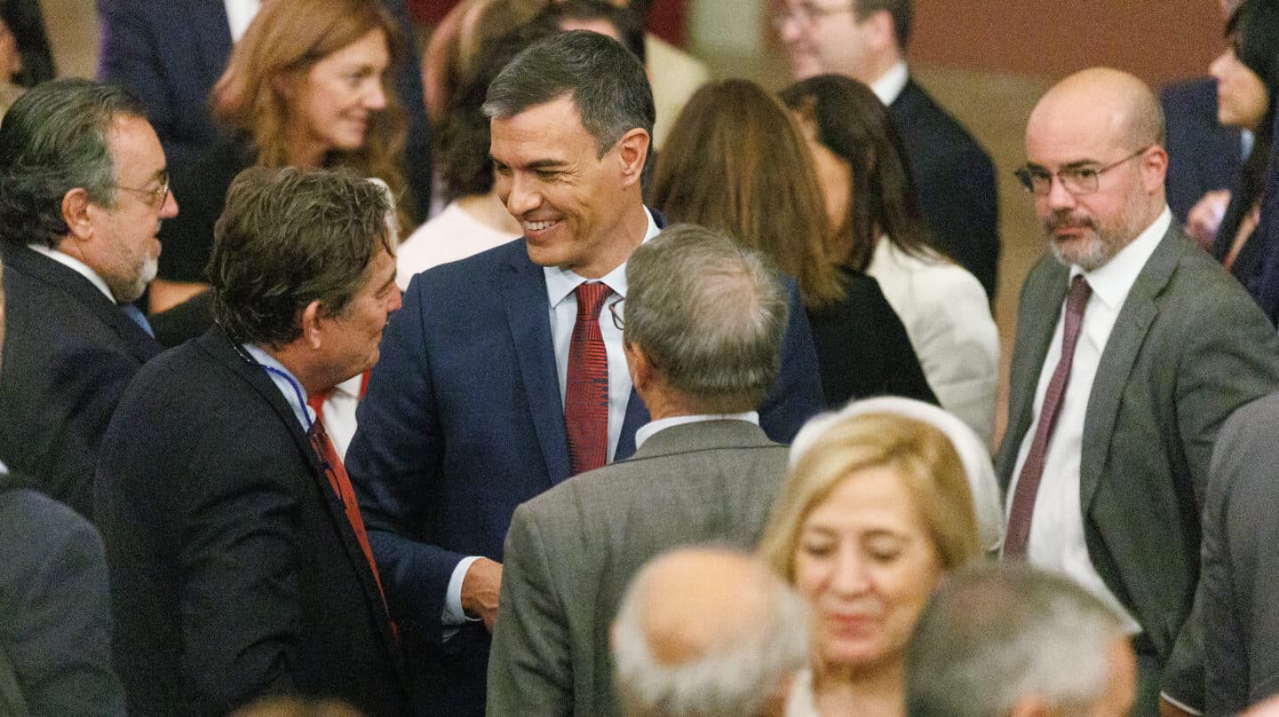 El director del Instituto Cervantes, Luis García Montero (i) y el presidente del Gobierno en funciones, Pedro Sánchez (c), durante un encuentro en el Ateneo de Madrid, a 4 de septiembre de 2023, en Madrid (España). Sánchez ha sido el primer invitado al Ateneo de Madrid, en el comienzo de un ciclo de conferencias políticas. El acto tiene lugar al día siguiente de inaugurar el nuevo curso político con un acto del PSOE en Málaga, en calidad de secretario general de los socialistas. Además, el encuentro tiene lugar en plena ronda de contactos del líder del PP, para la sesión de investidura que se celebrará el 26 y 27 de septiembre y para la que por el momento no cuenta con los apoyos necesarios para ser presidente. 04 SEPTIEMBRE 2023;VERANO;ATENEO;VUELTA;CURSO POLITICO Eduardo Parra / Europa Press 04/9/2023