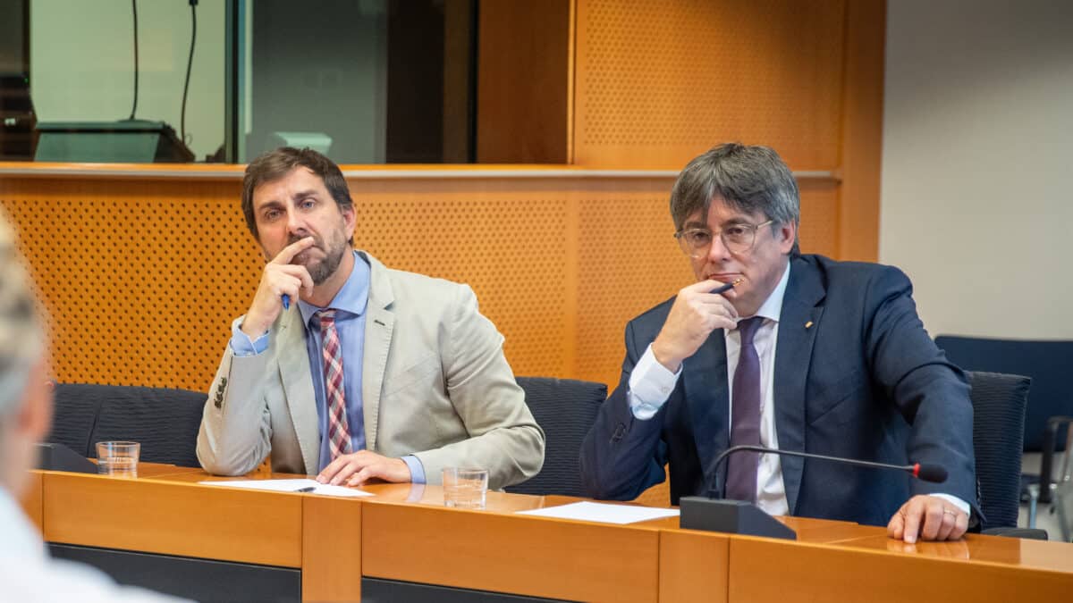 El líder de Junts y eurodiputado, Carles Puigdemont (d), y el eurodiputado Antoni Comín (i) durante un encuentro en el Parlamento europeo, a 4 de septiembre de 2023