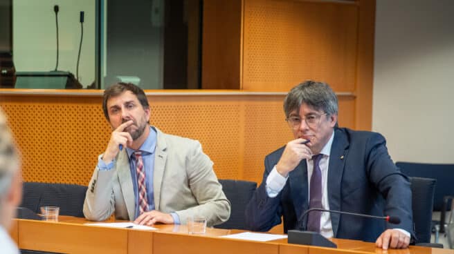 La Eurocámara exige la retirada de una imagen de apoyo al 1-O de la exposición en Bruselas de Puigdemont y Comín El líder de Junts y eurodiputado, Carles Puigdemont (d), y el eurodiputado Antoni Comín (i) durante un encuentro en el Parlamento europeo, a 4 de septiembre de 2023