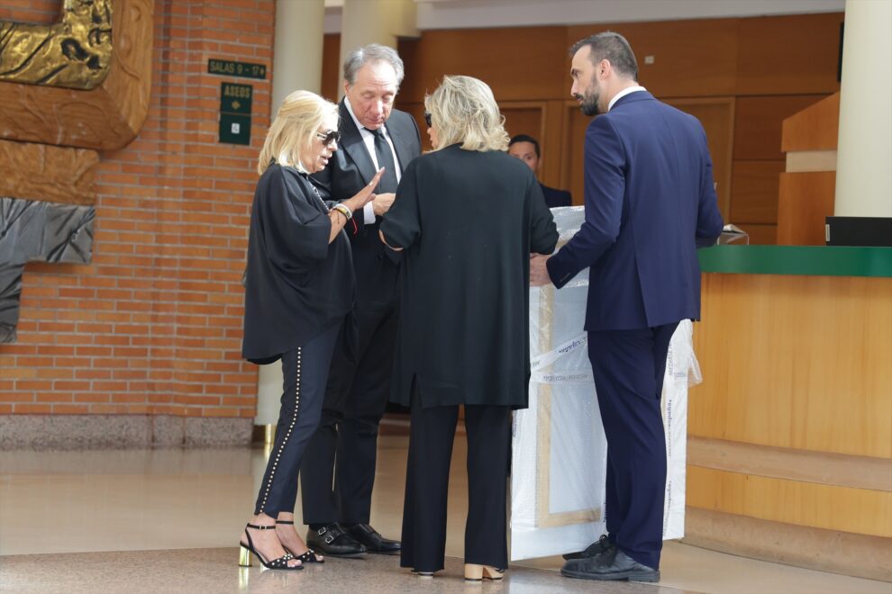 Alejandro Rubio y Carmen Borrego a su llegada al tanatorio La Paz para despedir a María Teresa Campos.
José Ramón Hernando / Europa Press