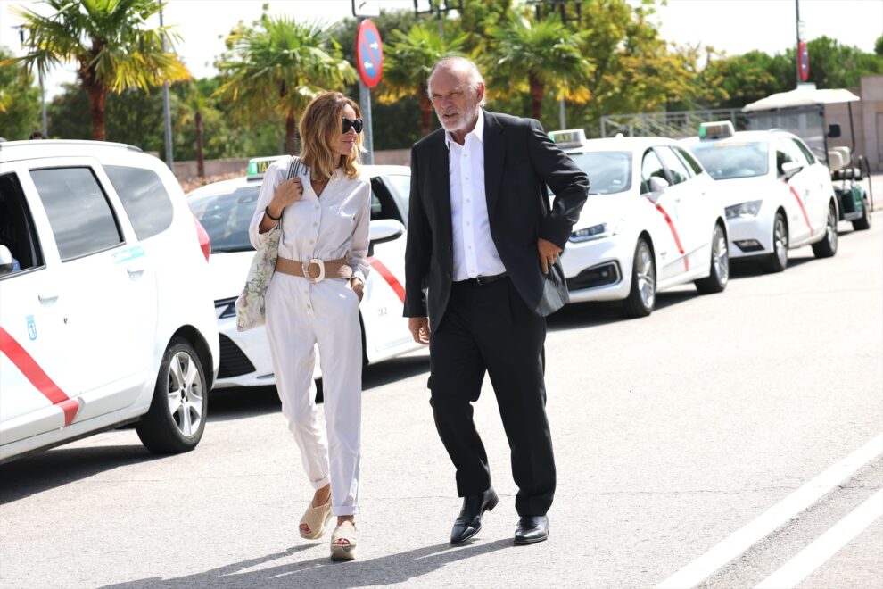 Esther Barriga y Pedro Piqueras a su llegada al tanatorio La Paz para despedir a María Teresa Campos.
José Ruiz / Europa Press