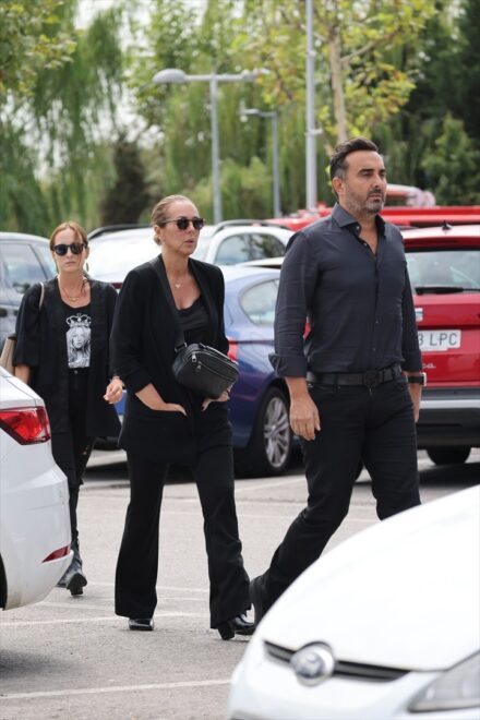 Rocío Carrasco y Fidel Albiac, acompañados de la cantante Anabel Dueñas, a su llegada al tanatorio La Paz para despedir a María Teresa Campos.
José Ruiz / Europa Press