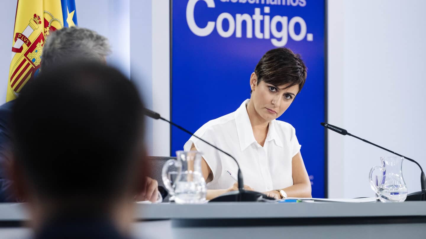 La ministra Portavoz y de Política Territorial en funciones, Isabel Rodríguez, durante una rueda de prensa posterior a la reunión del Consejo de Ministros, en el Palacio de La Moncloa, a 5 de septiembre de 2023, en Madrid (España). El Consejo de Ministros, a propuesta del Ministerio de Derechos Sociales y Agenda 2030, ha aprobado hoy la transferencia de 295.300.789,21 euros a las comunidades y ciudades autónomas, procedentes de los fondos del 0,7% del año 2021 del Impuesto sobre la Renta de las Personas Físicas y del Impuesto de Sociedades, para subvencionar actividades de interés social. El total de recursos a distribuir este año por el Ministerio de Derechos Sociales y Agenda 2030 de la convocatoria del 0,7% tanto para el tramo estatal como para el autonómico, ha ascendido en 2021 a los 369,1 millones de euros, lo que supone un aumento del 13,41% de los fondos a distribuir este 2023 con respecto al año anterior. 05 SEPTIEMBRE 2023;CONSEJO DE MINISTROS;DERECHOS SOCIALES;295 MILLONES DE EUROS;SUBVENCIONES Carlos Luján / Europa Press 05/9/2023