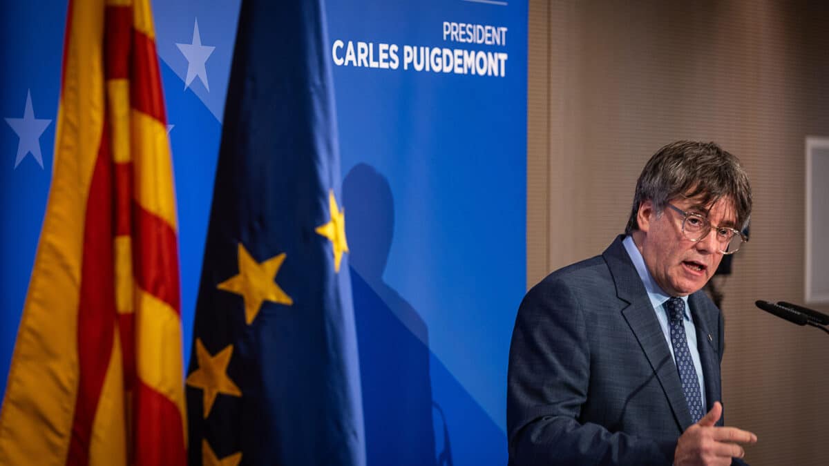 El expresidente de la Generalitat y eurodiputado de Junts, Carles Puigdemont, ofrece una rueda de prensa durante la conferencia inaugural de las jornadas interparlamentarias de Junts per Catalunya, en el Hotel Thon EU, a 5 de septiembre de 2023, en Bruselas (Bélgica)