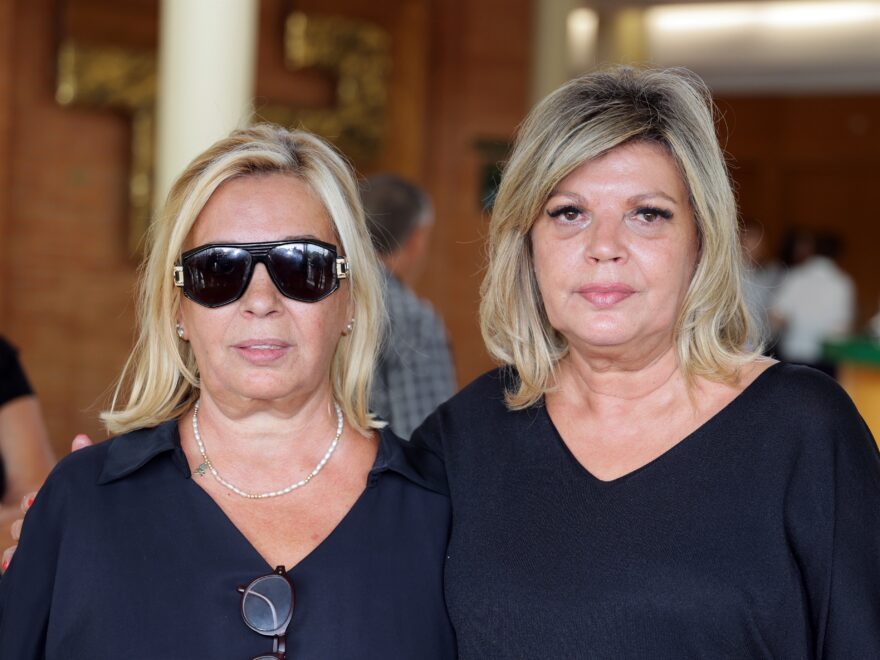 Carmen Borrrego y Terelu Campos a la salida del tanatorio de su madre