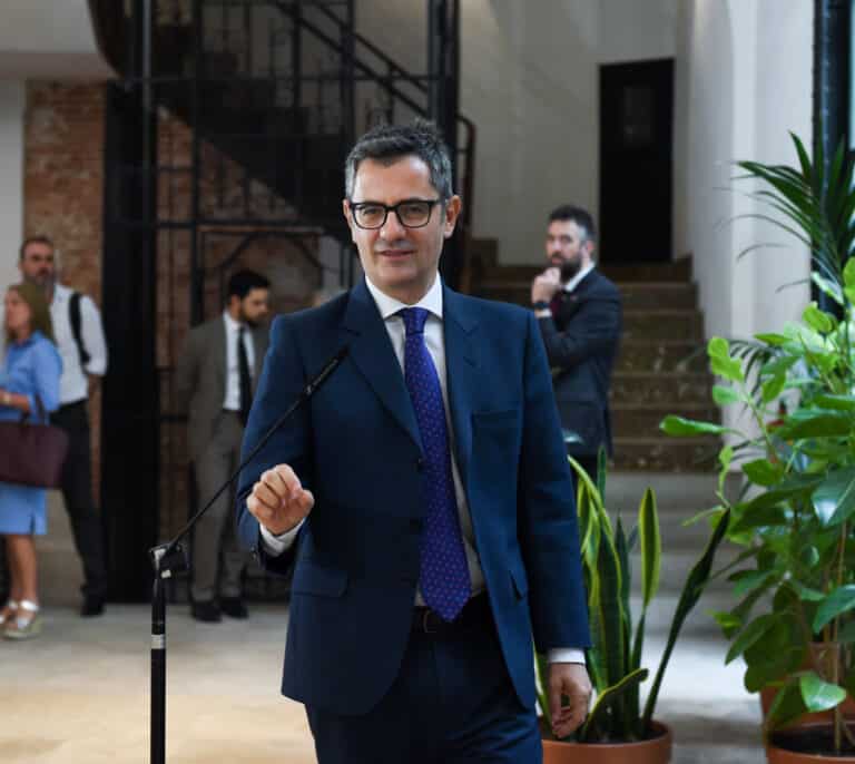 Sánchez da un paso más hacia su investidura cerrando el acuerdo sobre las lenguas en el Congreso con Junts y ERC