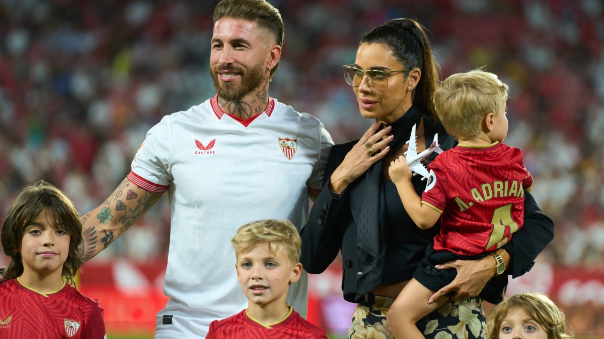 Pilar Rubio con Sergio Ramos y sus hijos durante su presentación en el Sevilla