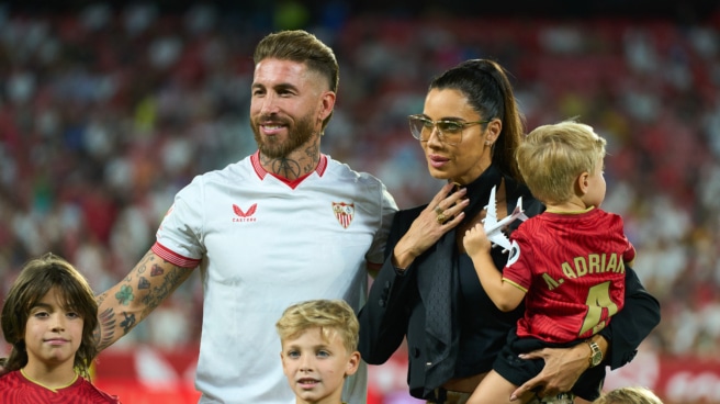 Pilar Rubio con Sergio Ramos y sus hijos durante su presentación en el Sevilla Pilar Rubio con Sergio Ramos y sus hijos durante su presentación en el Sevilla