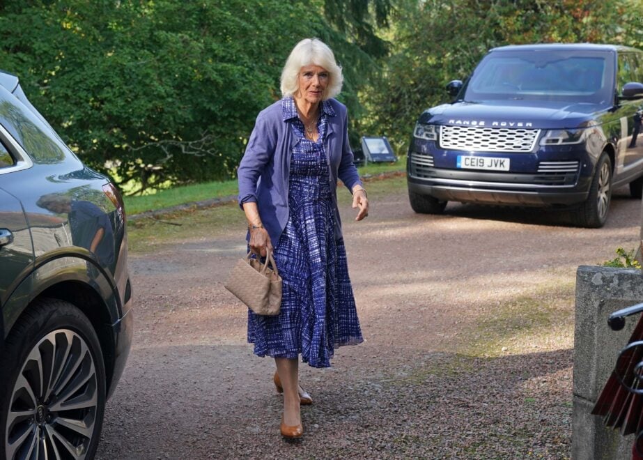 Camilla, la reina consorte, a su llegada a la iglesia de Balmoral