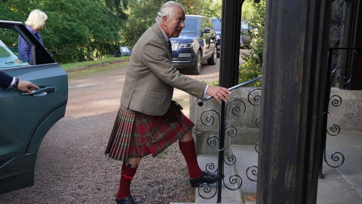 Carlos III llega a la iglesia de Balmoral en donde han asistido a un servicio religioso en honor a Isabel II