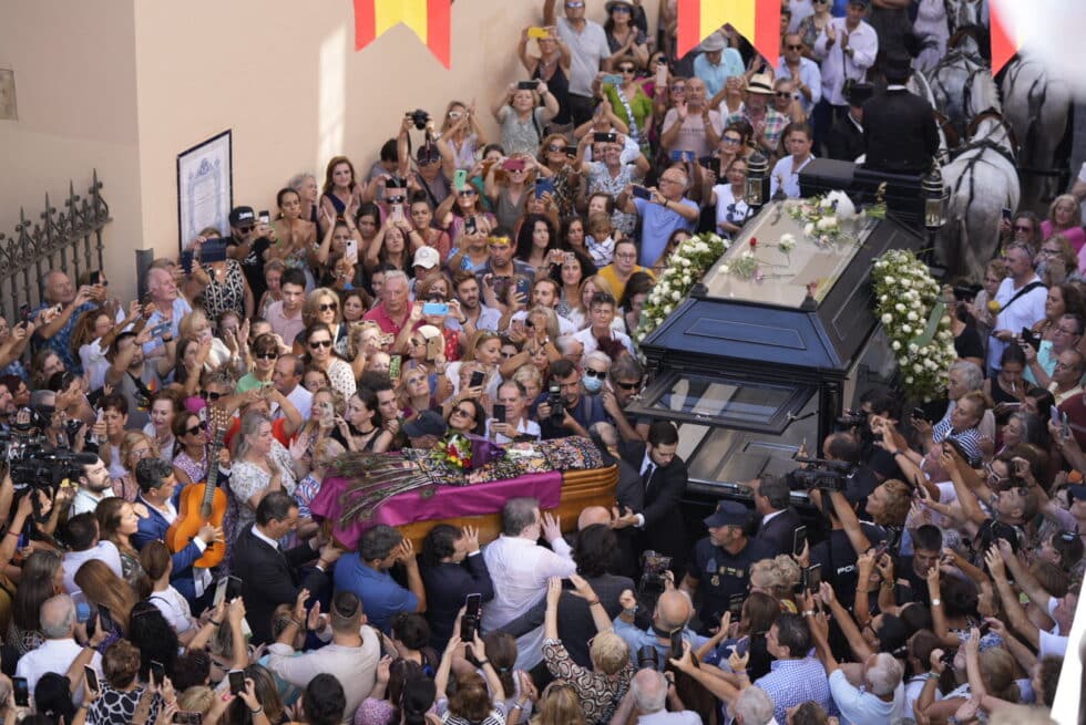 El féretro con los restos mortales de María Jiménez a su salida de la Iglesia de Santa Ana camino al cementerio. Joaquin Corchero / Europa Press