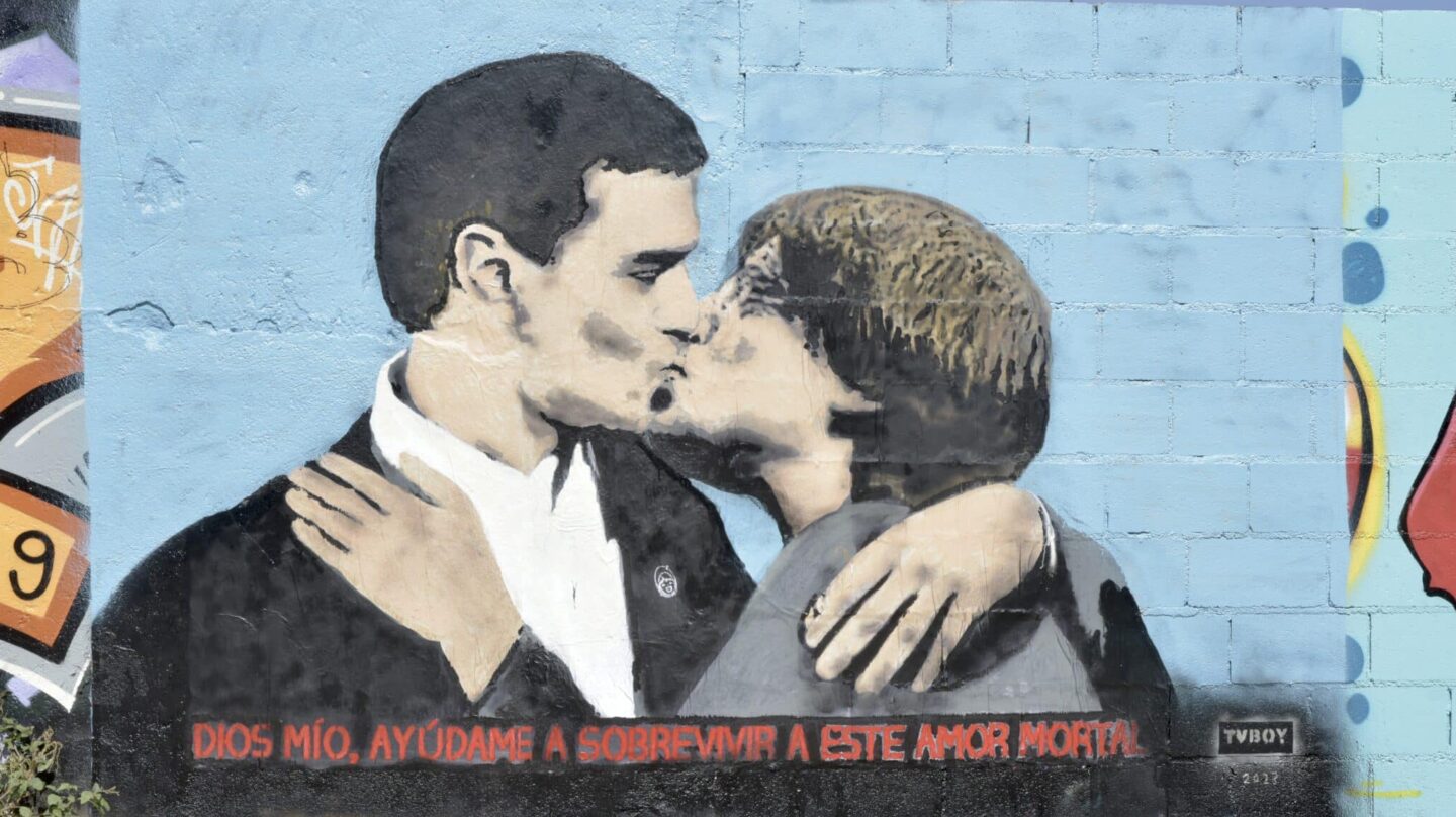 Vista del la pintura del presidente español y candidato del PSOE a la reelección Pedro Sánchez y al expresidente de la Generalitat y eurodiputado de Junts, Carles Puigdemont, dándose un beso en el mural del artista urbano TVBoy, en la plaza de las Glòries, a 8 de septiembre de 2023, en Barcelona, Catalunya (España). El artista urbano TVboy ha pintado el beso entre el presidente del Gobierno, Pedro Sánchez, y el expresidente de la Generalitat Carles Puigdemont en el parque de Glòries de Barcelona. El artista ya pintó un mural de Leo Messi con la copa del mundo en la avenida Diagonal de la capital catalana, y anteriormente al fundador de Proactiva Open Arms, Oscar Camps. 08 SEPTIEMBRE 2023;BARCELONA;CATALUNYA;PINTURA;MURAL;PRESIDENTE DEL GOBIERNO EN FUNCIONES;PUIGDEMONT David Oller / Europa Press 08/9/2023