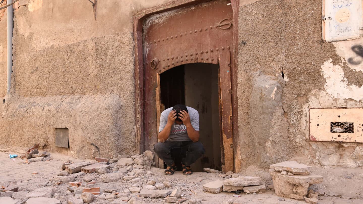 Un hombre entre los escombros en Marrakesh.