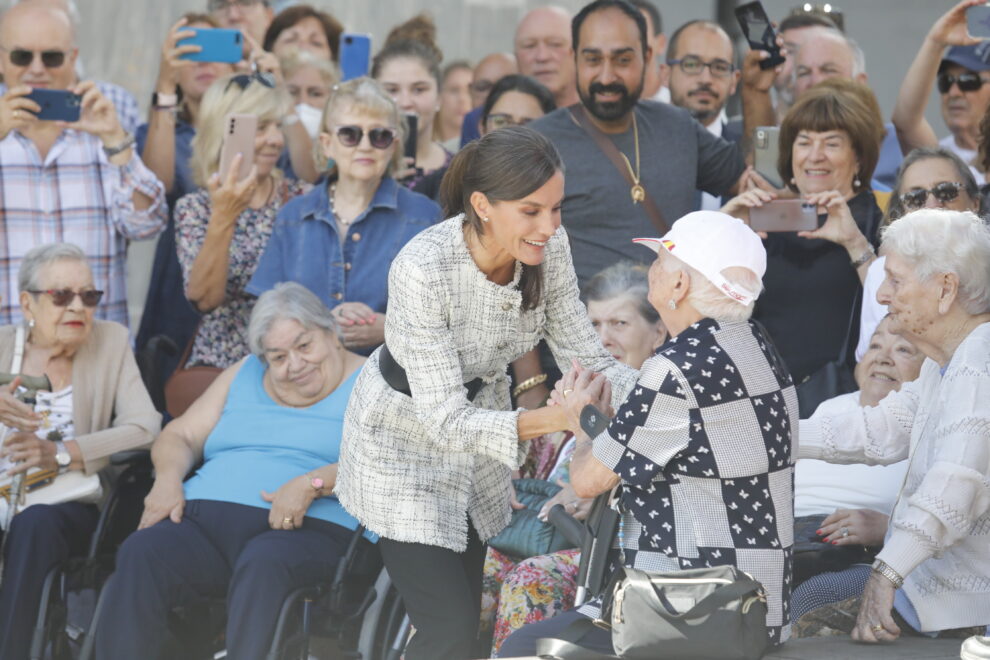 La reina Letizia, cariñosa con las vecinas de Langreo (Asturias) el pasado 12 de septiembre