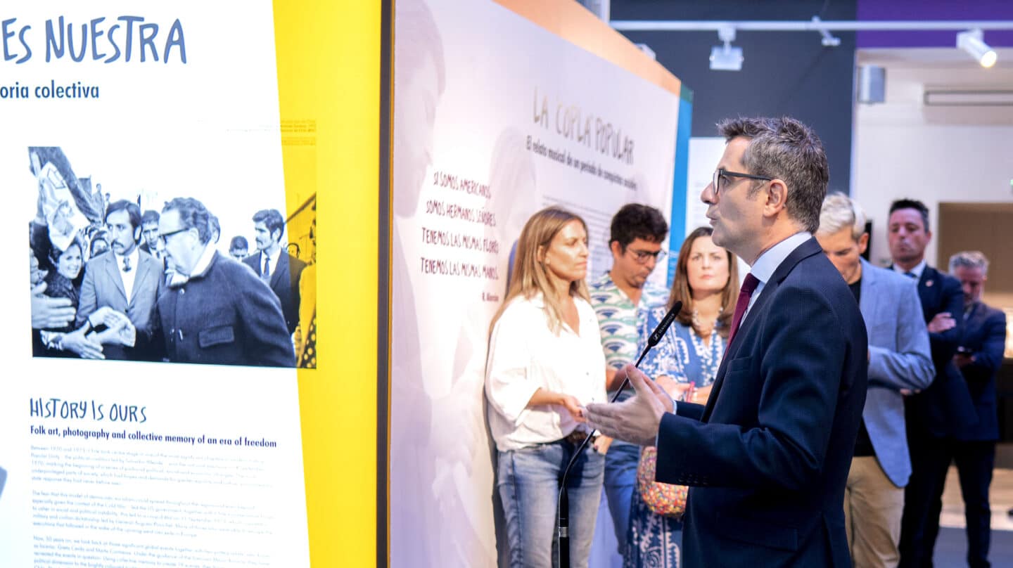 El ministro de la Presidencia, Relaciones con las Cortes y Memoria Democrática en funciones, Félix Bolaños, visita la exposición 'La historia es nuestra: Salvador Allende y la Unidad Popular a través de la loza de Talagante', en el Museo Nacional de Antropología, a 14 de septiembre de 2023, en Madrid (España). La muestra se expone con motivo del 50 aniversario del asalto al Palacio de la Moneda y la muerte de Allende. La muestra, cuyo título está tomado del famoso discurso de Allende emitido el propio día del golpe a través de Radio Magallanes, repasa mediante una original combinación de recursos de la memoria documental y de la memoria colectiva y popular, los logros pero también las dificultades de los tres años de gobierno de la Unidad Popular. Está basada en diecinueve escenas de figuras de cerámica, en total, 159. 14 SEPTIEMBRE 2023;BOLAÑOS;CHILE;GOLPE DE ESTADO CHILE; Alberto Ortega / Europa Press 14/9/2023