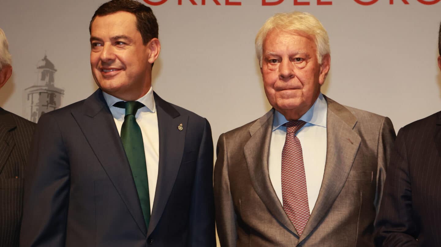 El presidente de la Junta de Andalucía, Juanma Moreno, junto al expresidente del Gobierno Felipe González, a 14 de septiembre de 2023 en Sevilla (Andalucía, España). El expresidente del Gobierno Felipe González ha sido galardonado con el Premio Iberoamericano Torre del Oro, en su quinta edición, que conceden la Fundación Cajasol y la Cámara de Comercio. El premio ha sido entregado por el presidente de la Junta de Andalucía, Juanma Moreno. Rocío Ruz / Europa Press 14/9/2023