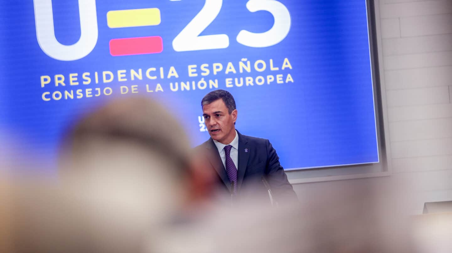 El presidente del Gobierno en funciones, Pedro Sánchez, presenta la propuesta estratégica de la Presidencia española de la UE, en la sede de la Confederación Española de Organizaciones Empresariales (CEOE), a 15 de septiembre de 2023, en Madrid (España). Sánchez ha presentado hoy la propuesta estratégica de la Presidencia española de la UE, que tiene la intención de fortalecer la seguridad económica y el liderazgo global de la UE en esta década, en el Foro ResilientEU2030. Este es el primer acto del presidente en funciones tras dar negativo en el test de Covid-19.