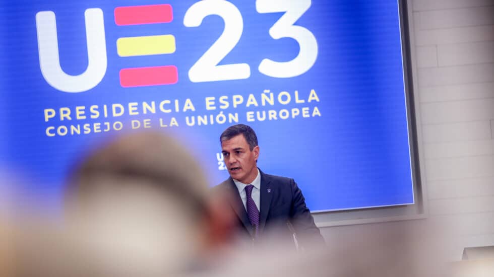 El presidente del Gobierno en funciones, Pedro Sánchez, presenta la propuesta estratégica de la Presidencia española de la UE, en la sede de la Confederación Española de Organizaciones Empresariales (CEOE), a 15 de septiembre de 2023, en Madrid (España). Sánchez ha presentado hoy la propuesta estratégica de la Presidencia española de la UE, que tiene la intención de fortalecer la seguridad económica y el liderazgo global de la UE en esta década, en el Foro ResilientEU2030. Este es el primer acto del presidente en funciones tras dar negativo en el test de Covid-19.