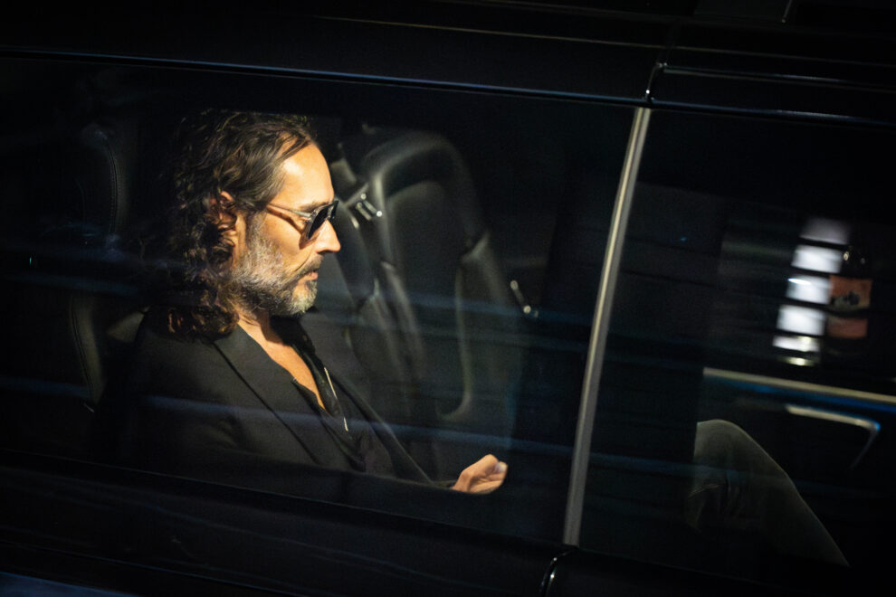 Russell Brand ha sido acusado por media decena de mujeres en una serie de investigación de Channel 4, un canal en el que él mismo trabajó