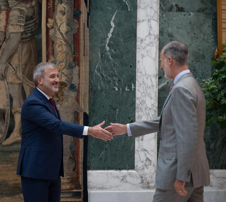 Collboni rompe con casi dos décadas de desplantes del Ayuntamiento de Barcelona al Rey