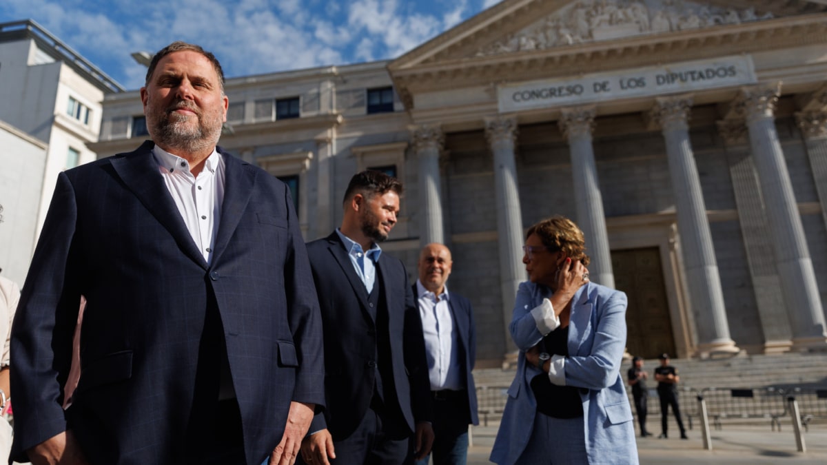 El líder de ERC, Oriol Junqueras; el portavoz de ERC en el Congreso, Gabriel Rufián y la diputada de ERC Montserrat Bassa, a su llegada al Congreso de los Diputados