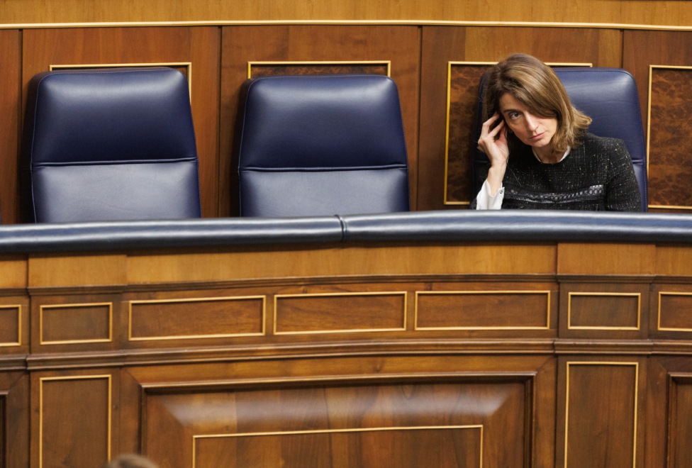 Pilar Llop se ajusta el auricular en el Congreso.