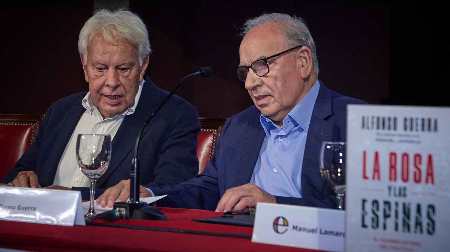 El expresidente del Gobierno, Felipe González (i), y el exvicepresidente del Gobierno, Alfonso Guerra (d), durante la presentación de su nueva obra 'La rosa y las espinas', en el Ateneo de Madrid, a 20 de septiembre de 20213, en Madrid (España). Este libro recoge la trayectoria personal y política de Alfonso Guerra. El lector podrá conocer los entresijos de la Transición, cómo se desarrolló la elaboración de la Constitución, el golpe de Estado del 23F, su trabajo como vicepresidente o su salida del Gobierno. 20 SEPTIEMBRE 2023;LIBRO;TRAYECTORIA;PERSONAL;POLÍTICA;ENTRESIJOS;TRANSICIÓN;CONSTITUCIÓN;23F;GOBIERNO Jesús Hellín / Europa Press 20/9/2023