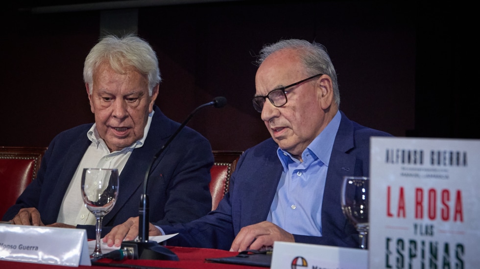 El expresidente del Gobierno, Felipe González (i), y el exvicepresidente del Gobierno, Alfonso Guerra (d), durante la presentación de su nueva obra 'La rosa y las espinas', en el Ateneo de Madrid, a 20 de septiembre de 20213, en Madrid (España). Este libro recoge la trayectoria personal y política de Alfonso Guerra. El lector podrá conocer los entresijos de la Transición, cómo se desarrolló la elaboración de la Constitución, el golpe de Estado del 23F, su trabajo como vicepresidente o su salida del Gobierno. 20 SEPTIEMBRE 2023;LIBRO;TRAYECTORIA;PERSONAL;POLÍTICA;ENTRESIJOS;TRANSICIÓN;CONSTITUCIÓN;23F;GOBIERNO Jesús Hellín / Europa Press 20/9/2023
