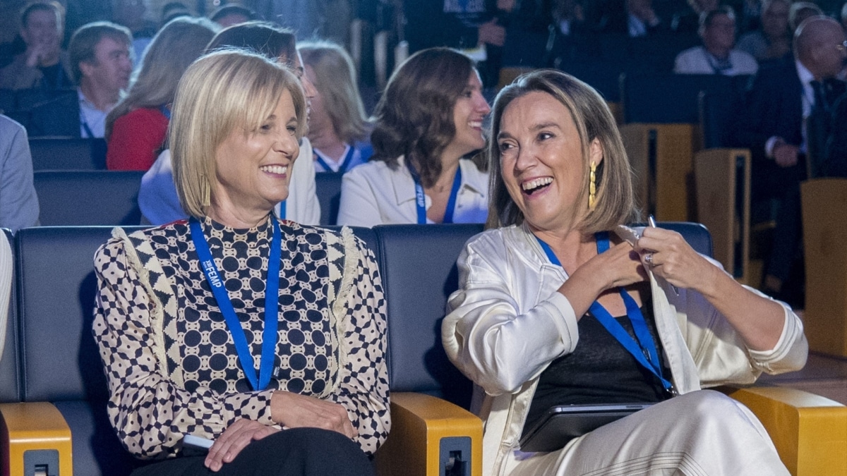 La portavoz del PP en el Congreso, Cuca Gamarra, y la candidata del PP a presidir la FEMP, María José García-Pelayo, este sábado durante el congreso de la FEMP en Madrid.