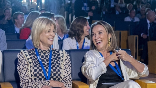La portavoz del PP en el Congreso, Cuca Gamarra, y la candidata del PP a presidir la FEMP, María José García-Pelayo, este sábado durante el congreso de la FEMP en Madrid. La portavoz del PP en el Congreso, Cuca Gamarra, y la candidata del PP a presidir la FEMP, María José García-Pelayo, este sábado durante el congreso de la FEMP en Madrid.