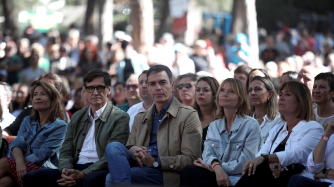 La ministra de Transportes, Movilidad y Agenda Urbana, Raquel Sánchez (1i); el líder del PSC, Salvador Illa (2i); el presidente del Gobierno en funciones, Pedro Sánchez (c), y la presidenta de la Diputación de Barcelona, Núria Marín (1d), durante la Festa de la Rosa del PSC, en la Pineda de Gavà. La ministra de Transportes, Movilidad y Agenda Urbana, Raquel Sánchez (1i); el líder del PSC, Salvador Illa (2i); el presidente del Gobierno en funciones, Pedro Sánchez (c), y la presidenta de la Diputación de Barcelona, Núria Marín (1d), durante la Festa de la Rosa del PSC, en la Pineda de Gavà.