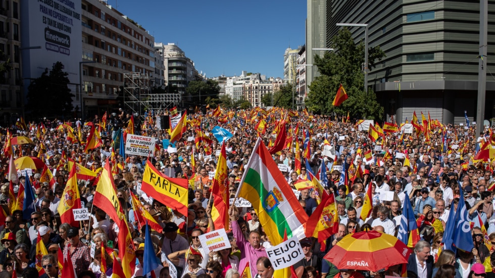 Multitud de simpatizantes durante la manifestación organizada por el PP, en la plaza de Felipe II, Bajo el lema ‘A la calle contra la amnistía, el referéndum y contra aquellos que quieren destruir nuestro Estado de Derecho’