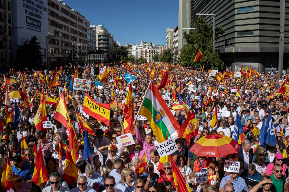 Multitud de simpatizantes durante la manifestación organizada por el PP, en la plaza de Felipe II, Bajo el lema ‘A la calle contra la amnistía, el referéndum y contra aquellos que quieren destruir nuestro Estado de Derecho’