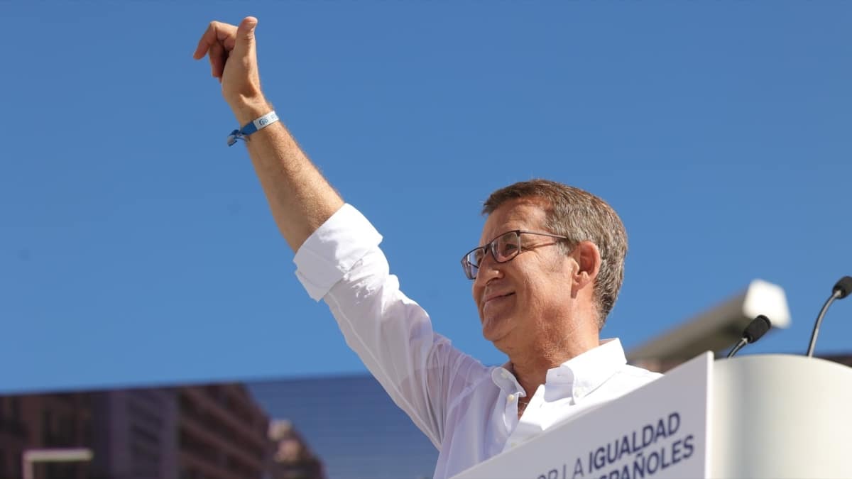 El líder del PP y candidato a la Presidencia del Gobierno, Alberto Núñez Feijóo, saluda durante la manifestación organizada por el PP, en la plaza de Felipe II