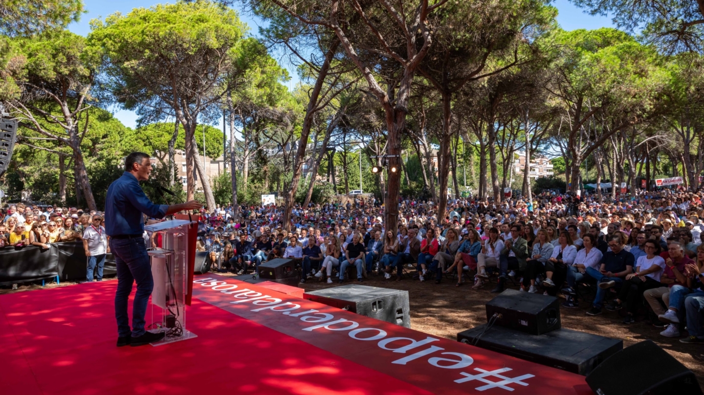 El presidente del Gobierno en funciones, Pedro Sánchez, interviene durante la Festa de la Rosa del PSC, en la Pineda de Gavà, a 24 de septiembre de 2023, en Gavà, Barcelona, Catalunya (España). Sánchez ha participado hoy en la Fiesta de la Rosa del Partido Socialista de Cataluña en Gavà, después de que el año pasado no pudiera asistir por dar positivo en coronavirus. Según la portavoz del PSC, se trata de "un momento de encuentro y de unión de la militancia", para poder explicar cómo los socialistas hacen política útil para toda Catalunya. 24 SEPTIEMBRE 2023;BARCELONA;CATALUNYA;FESTA ROSA PSC Kike Rincón / Europa Press 24/9/2023